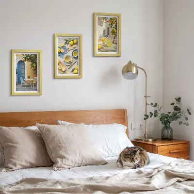 Bilderwand mit Motiven von Zitronenlimonade, blauen Türen und Sommeraussichten