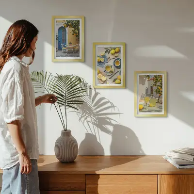 Bilderwand mit Motiven von Zitronenlimonade, blauen Türen und Sommeraussichten