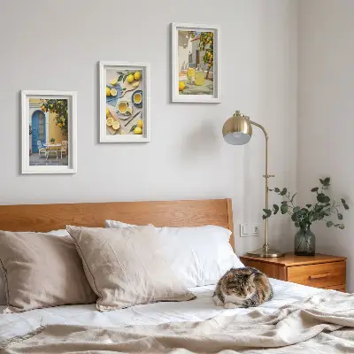 Bilderwand mit Motiven von Zitronenlimonade, blauen Türen und Sommeraussichten