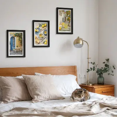Bilderwand mit Motiven von Zitronenlimonade, blauen Türen und Sommeraussichten