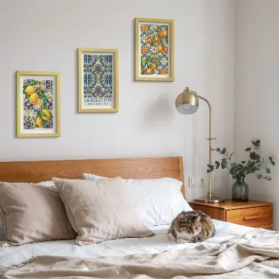 Bilderwand mit Zitronen- und Orangenblüten in farbenfrohen Mustern