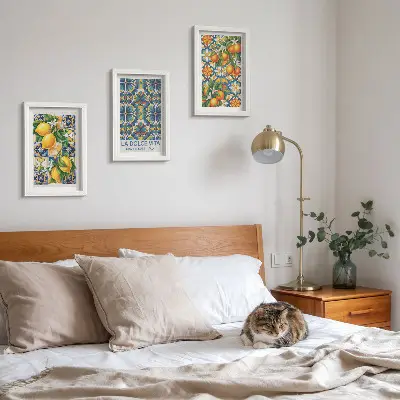Bilderwand mit Zitronen- und Orangenblüten in farbenfrohen Mustern