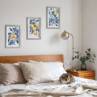 Bilderwand mit Zitronen an Zweigen und blauen Blättern