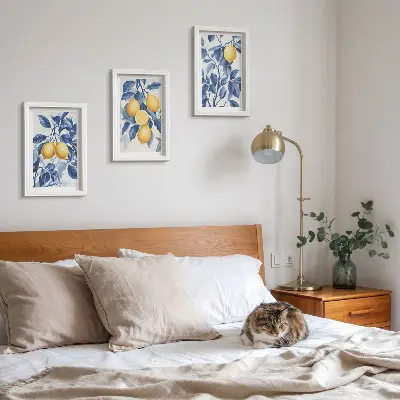 Bilderwand mit Zitronen an Zweigen und blauen Blättern