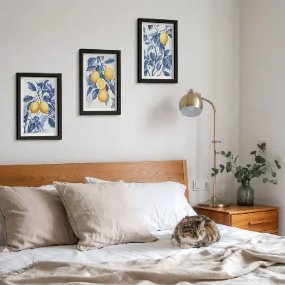 Bilderwand mit Zitronen an Zweigen und blauen Blättern