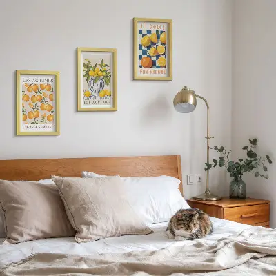 Bilderwand mit Retro-Zitrusfrüchten und gelben Akzenten