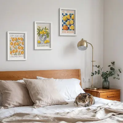 Bilderwand mit Retro-Zitrusfrüchten und gelben Akzenten