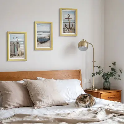 Bilderwand mit Motiv von Strand, Ruderboot und Anker im Sand