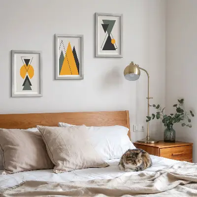 Bilderwand mit abstrakten geometrischen Formen