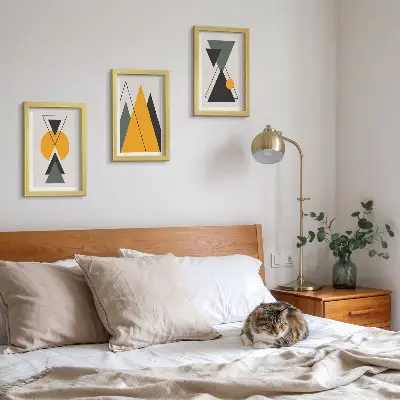 Bilderwand mit abstrakten geometrischen Formen