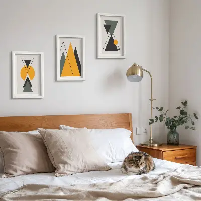 Bilderwand mit abstrakten geometrischen Formen