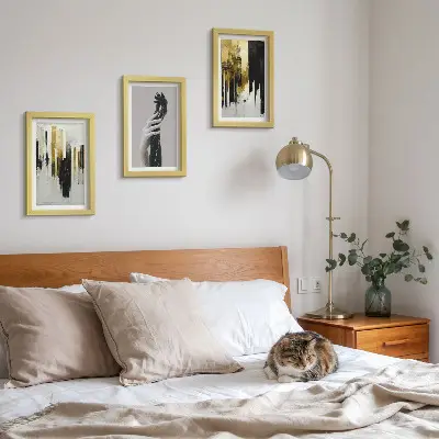 Bilderwand mit abstrakten Malmustern und zwei Händen