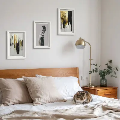 Bilderwand mit abstrakten Malmustern und zwei Händen