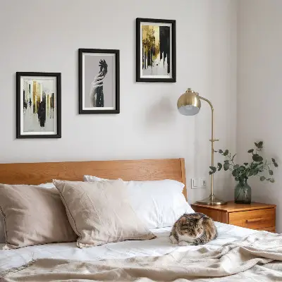 Bilderwand mit abstrakten Malmustern und zwei Händen