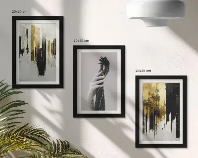 Bilderwand mit abstrakten Malmustern und zwei Händen
