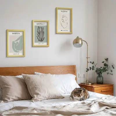 Bilderwand mit stilvollen abstrakten Gemälden von Henri Matisse