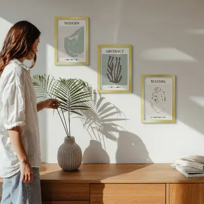 Bilderwand mit stilvollen abstrakten Gemälden von Henri Matisse