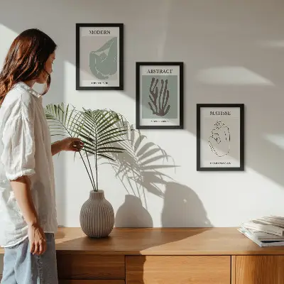 Bilderwand mit stilvollen abstrakten Gemälden von Henri Matisse