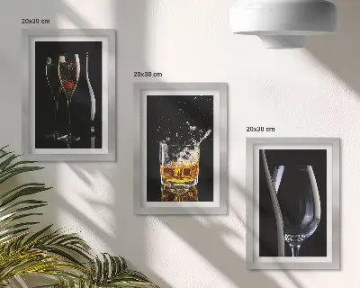 Fotowand mit Weingläsern und Whiskygläsern auf schwarzem Hintergrund