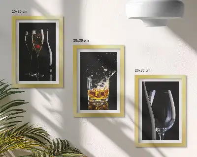 Fotowand mit Weingläsern und Whiskygläsern auf schwarzem Hintergrund