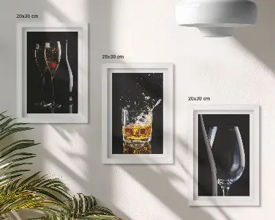 Fotowand mit Weingläsern und Whiskygläsern auf schwarzem Hintergrund