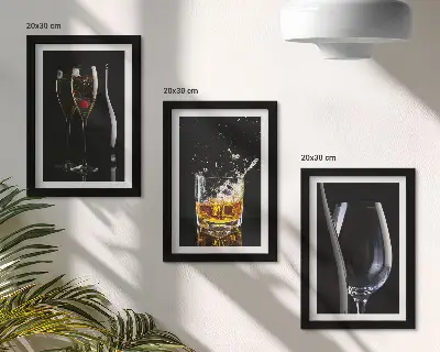 Fotowand mit Weingläsern und Whiskygläsern auf schwarzem Hintergrund