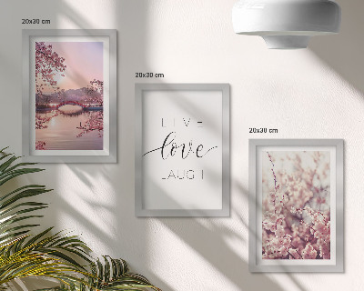 Bilderwand Blumenmotive mit einer Brücke und einer Inschrift