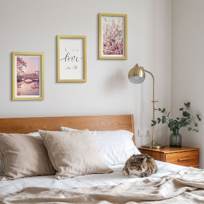 Bilderwand Blumenmotive mit einer Brücke und einer Inschrift