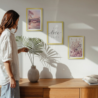 Bilderwand Blumenmotive mit einer Brücke und einer Inschrift
