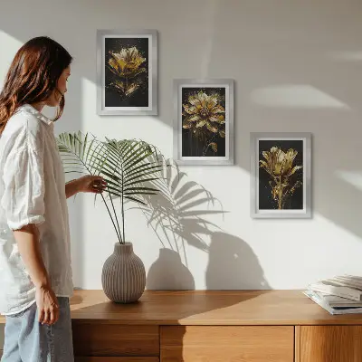 Fotowand mit Blumen in Gelbtönen auf dunklem Hintergrund