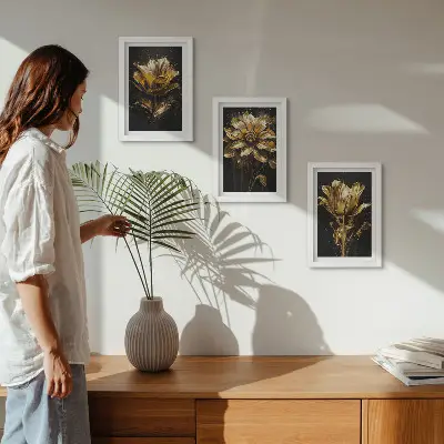 Fotowand mit Blumen in Gelbtönen auf dunklem Hintergrund