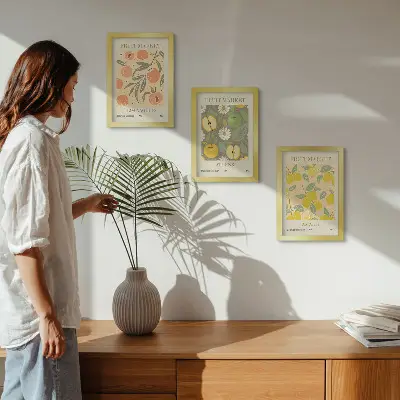 Bilderwand mit Fruchtpostermustern im Retro-Stil