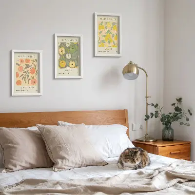 Bilderwand mit Fruchtpostermustern im Retro-Stil