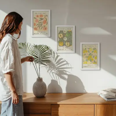 Bilderwand mit Fruchtpostermustern im Retro-Stil