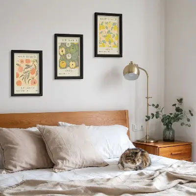 Bilderwand mit Fruchtpostermustern im Retro-Stil