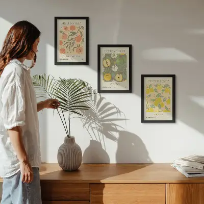 Bilderwand mit Fruchtpostermustern im Retro-Stil