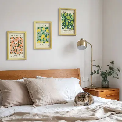 Bilderwand mit fruchtigen Zitrusmustern und Vintage-Blumen