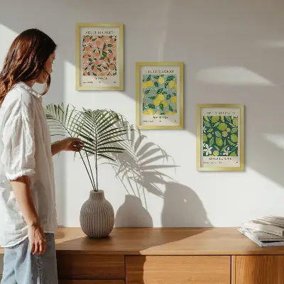 Bilderwand mit fruchtigen Zitrusmustern und Vintage-Blumen