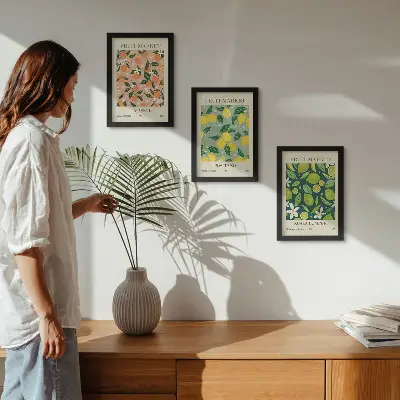 Bilderwand mit fruchtigen Zitrusmustern und Vintage-Blumen