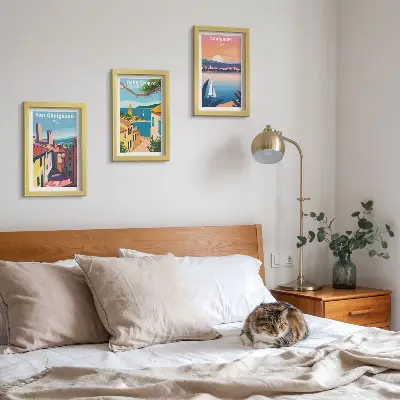 Bilderwand mit italienischen Städten und nostalgischen Küstenlandschaften