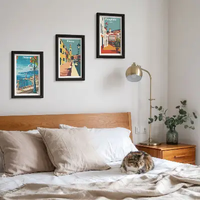 Bilderwand mit beliebten Städten im Retro-Illustrationsstil