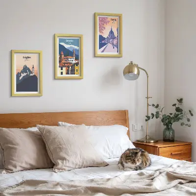 Bilderwand mit Illustrationen von Bergen und Retro-Architektur