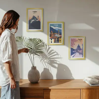 Bilderwand mit Illustrationen von Bergen und Retro-Architektur