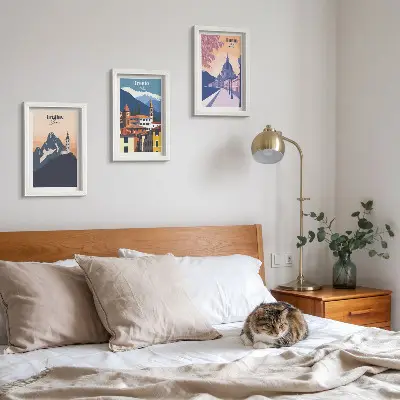 Bilderwand mit Illustrationen von Bergen und Retro-Architektur