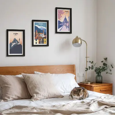 Bilderwand mit Illustrationen von Bergen und Retro-Architektur