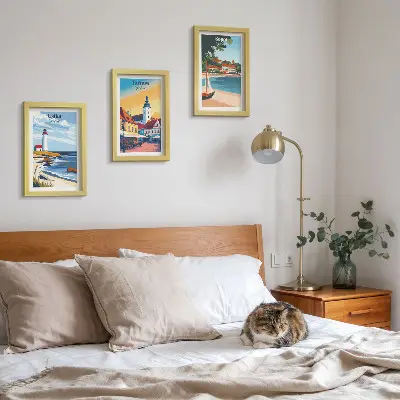 Bilderwand mit Ansichten polnischer Städte wie Ustka, Tarnów und Sopot