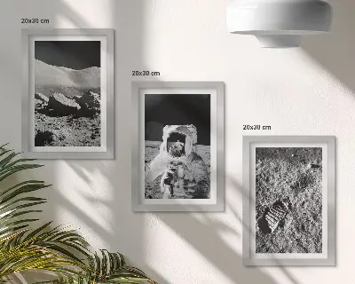 Bilderwand mit Mondfotos, Astronaut und Fußabdruck