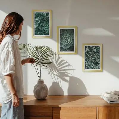 Bilderwand mit grünen Sukkulentenblättern und zarten Zweigen