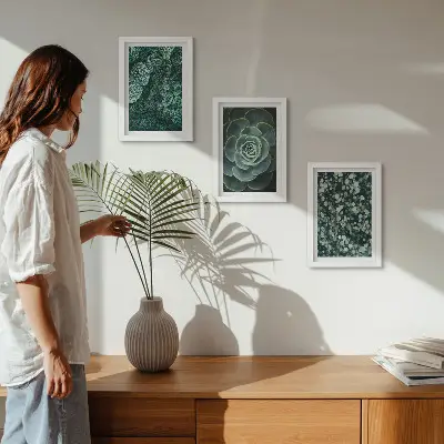 Bilderwand mit grünen Sukkulentenblättern und zarten Zweigen