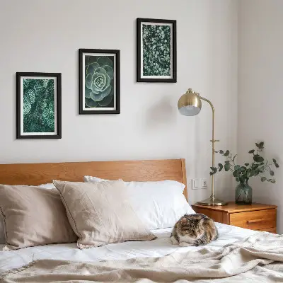 Bilderwand mit grünen Sukkulentenblättern und zarten Zweigen